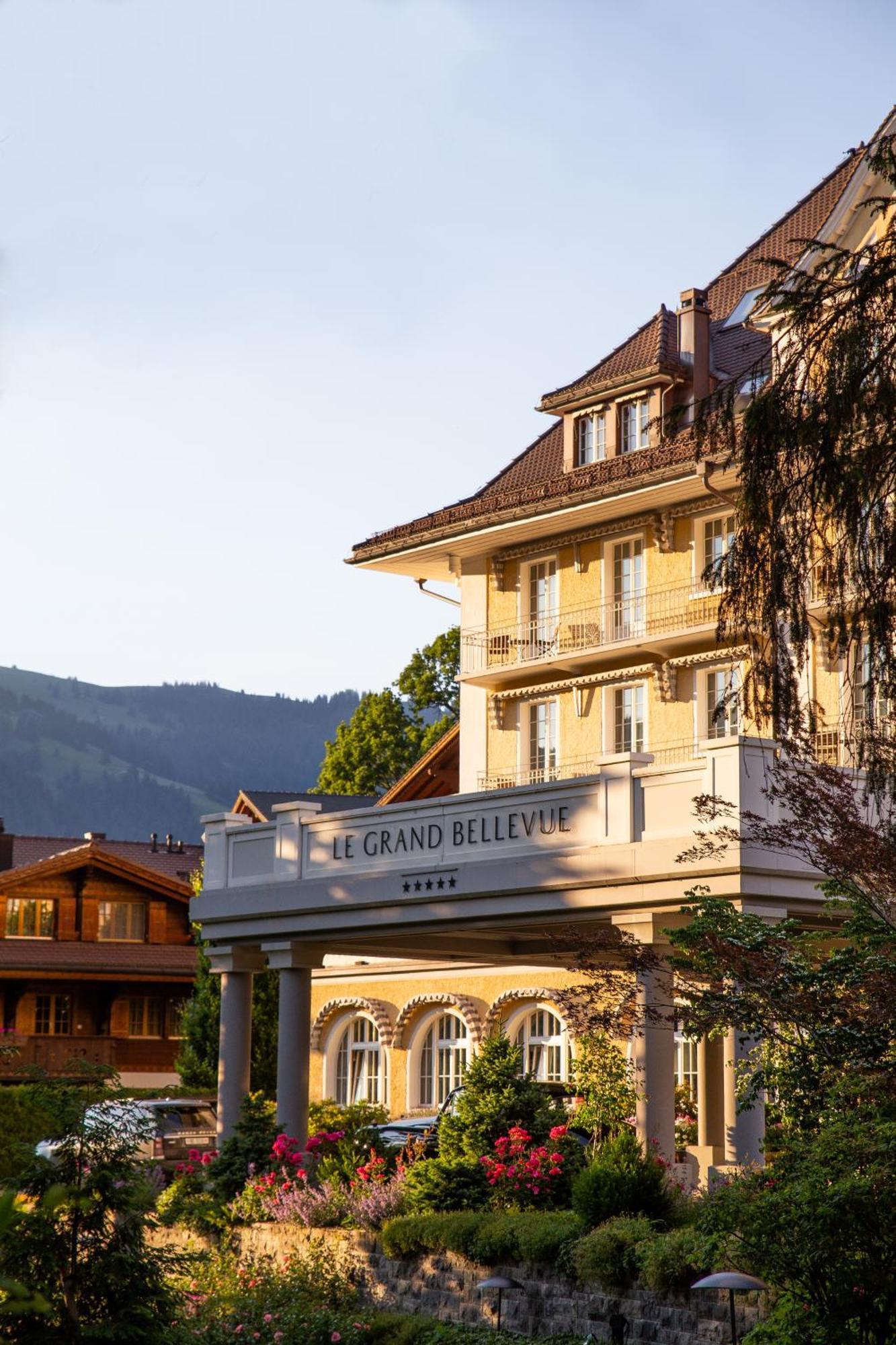 Le Grand Bellevue Hotel Gstaad Buitenkant foto